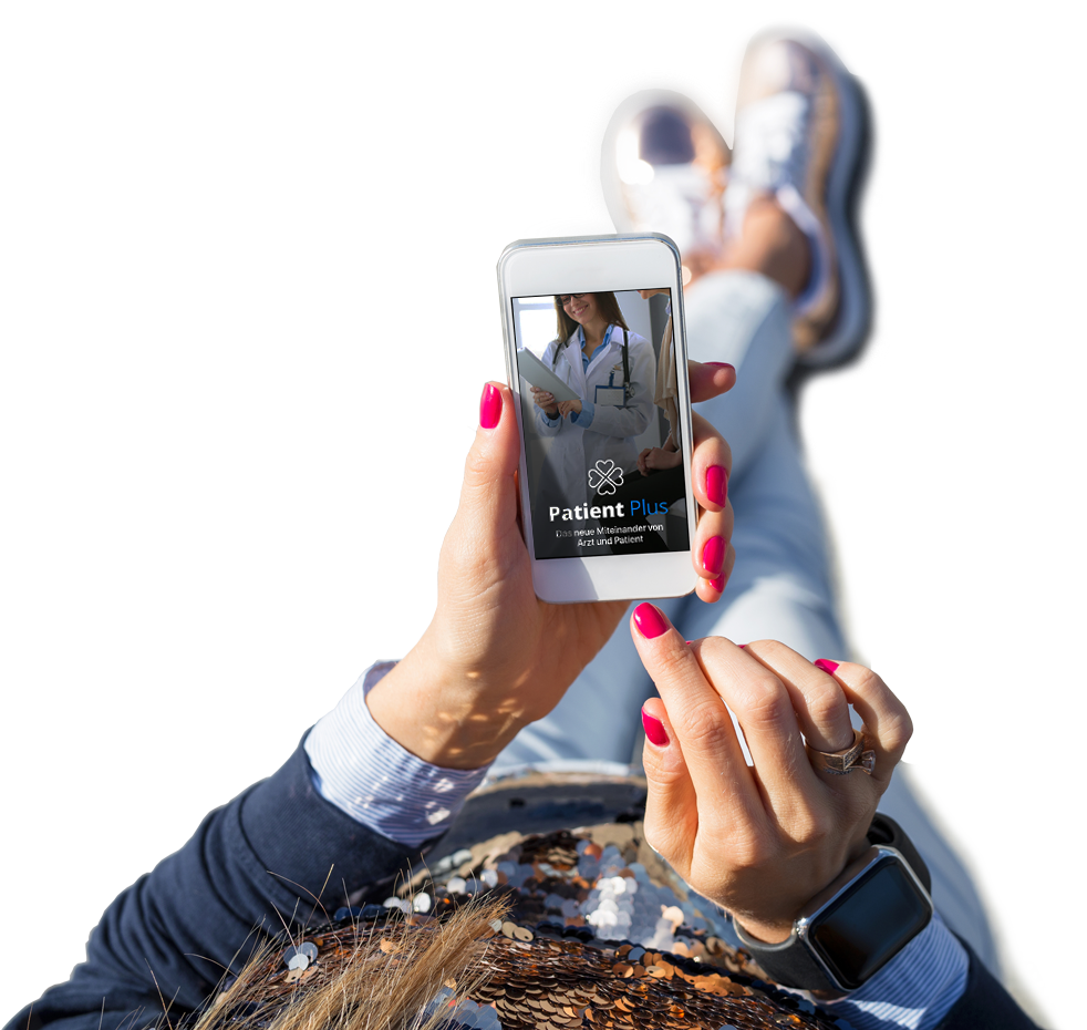 Frau, die die App Patient Plus von vitabook nutzt